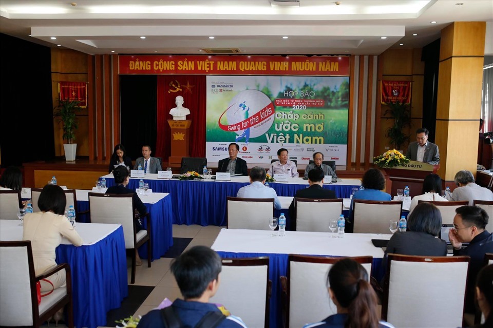 Giải golf hỗ trợ 1 tỷ đồng cho học sinh, sinh viên các tỉnh miền Trung lũ lụt