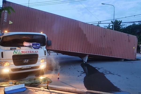 Quay đầu xe, thùng container lật nghiêng đè chết tài xế trong cabin