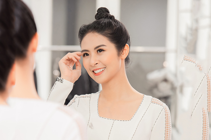 Ngọc Hân cùng dàn người đẹp mua váy của NTK Hà Duy ủng hộ miền Trung