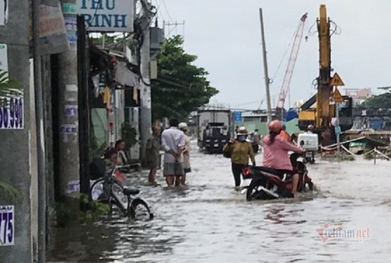 Nước dâng ngập lụt, cuộc sống hàng loạt nhà dân ở Sài Gòn đảo lộn