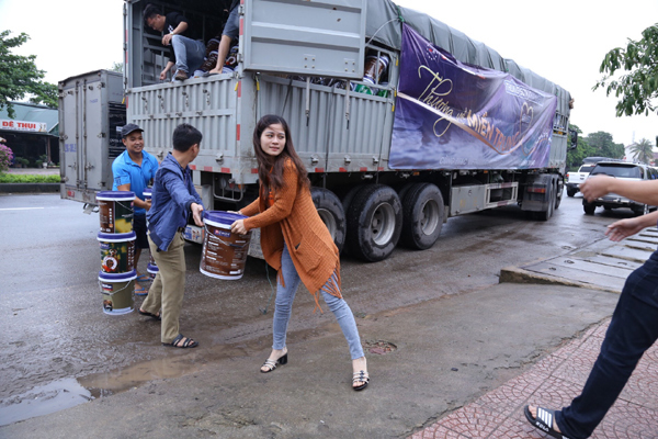 2000 thùng sơn Be&C Vietnam làm phao cứu sinh cho miền Trung chống lũ