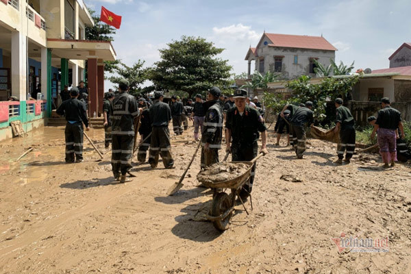 Trăm cảnh sát cơ động xắn tay dọn bùn phủ kín sân trường học