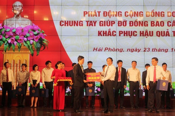 Hải Phòng kêu gọi 2 tiếng, dân vùng lũ miền Trung có thêm 120 tỷ đồng