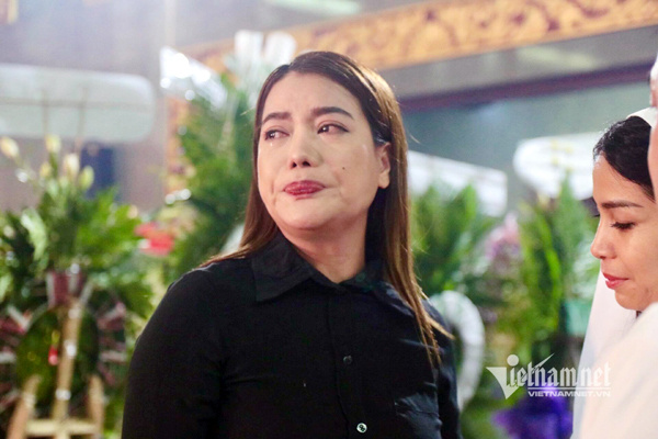 Trương Ngọc Ánh mắt ngấn lệ viếng NSND Lý Huỳnh