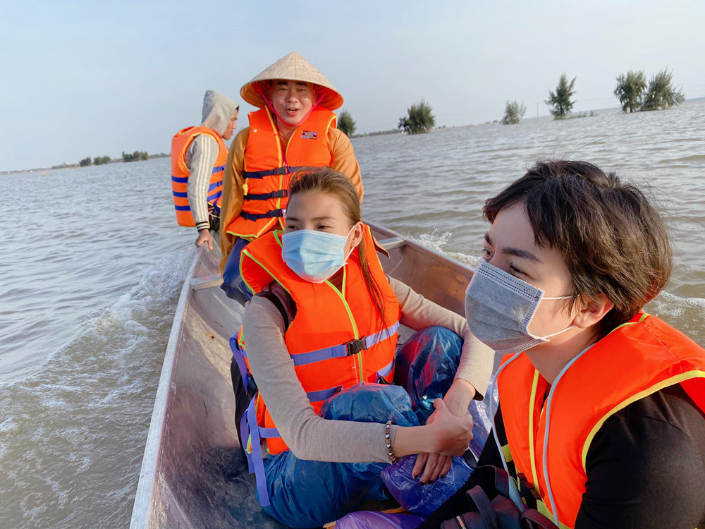 Trường Giang - Nhã Phương và sao Việt lội nước cứu trợ miền Trung