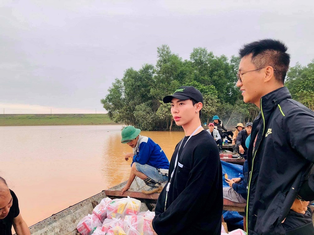 Trường Giang - Nhã Phương và sao Việt lội nước cứu trợ miền Trung