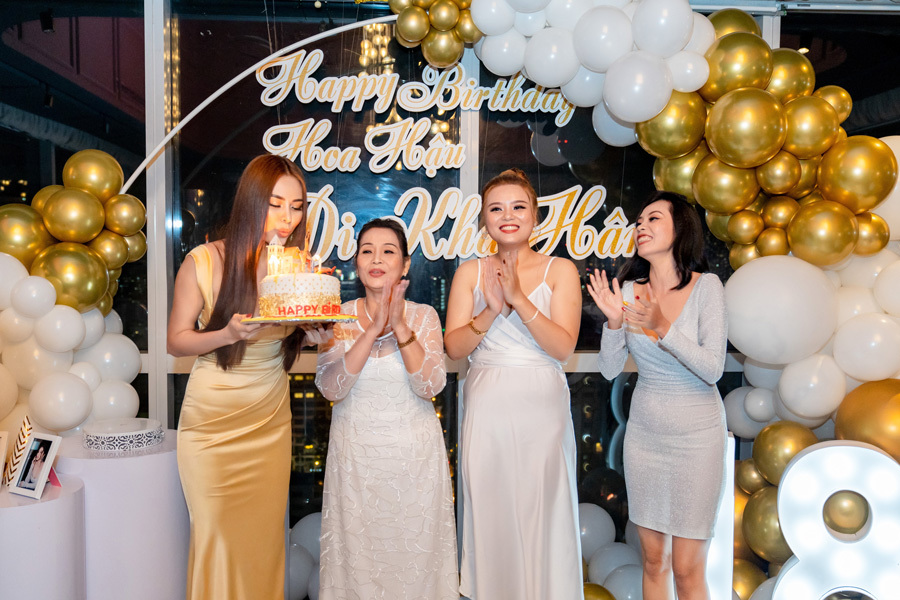 Hoa hậu Di Khả Hân gợi cảm tại tiệc mừng tuổi mới
