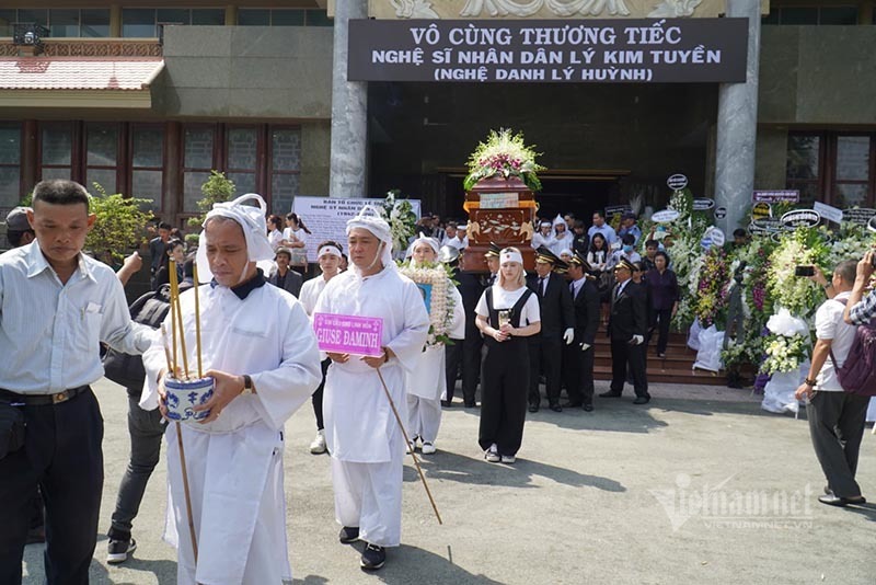 Lý Hùng nghẹn ngào nói lời tiễn biệt cha NSND Lý Huỳnh