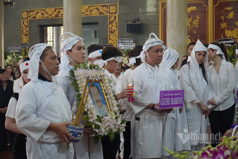 122588544_957323291420370_2613710408633220496_n.jpg Lý Hùng nghẹn ngào nói lời tiễn biệt cha NSND Lý Huỳnh