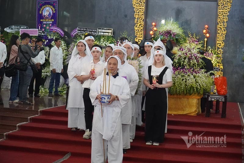 122714293_381833162960932_8481663490216753018_n.jpg Lý Hùng nghẹn ngào nói lời tiễn biệt cha NSND Lý Huỳnh