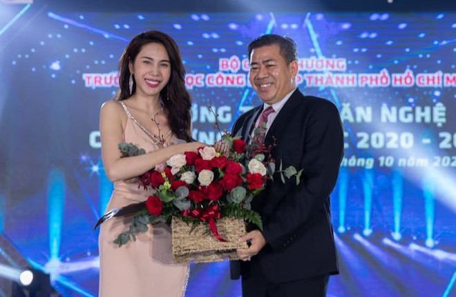 Ca sĩ Thủy Tiên trải lòng về hoạt động thiện nguyện trước 4.000 sinh viên