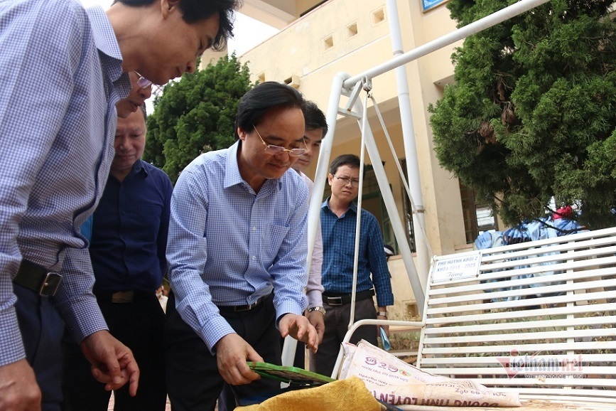 Bộ trưởng Phùng Xuân Nhạ kêu gọi cung cấp SGK cho học trò vùng lũ