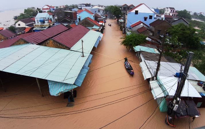 Yêu cầu các ngân hàng xem xét hạ lãi suất hỗ trợ miền Trung