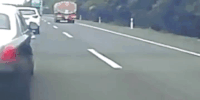 Thiếu gia lái Rolls-Royce lạng lách trên cao tốc suýt gây tai nạn