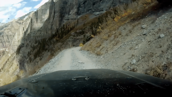 Khoảnh khắc đáng sợ ô tô mất phanh lăn xuống vách núi