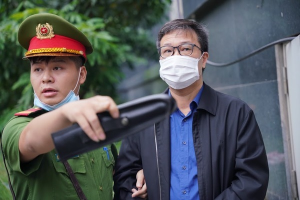 Con trai ông Trần Bắc Hà đặt lái xe ngồi ghế tổng giám đốc