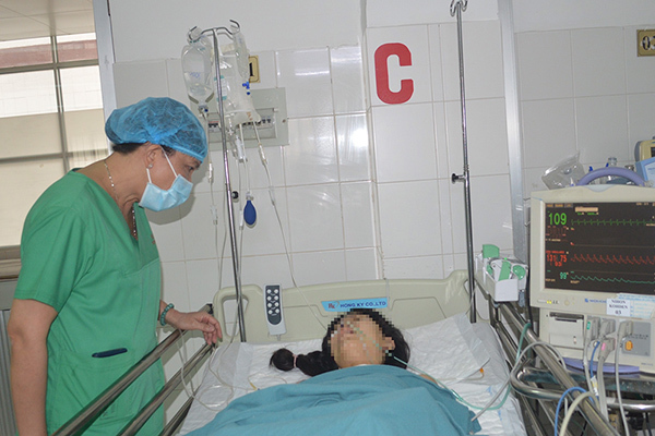 20 bác sĩ của 6 khoa được huy động cứu cô gái bị tai nạn giao thông
