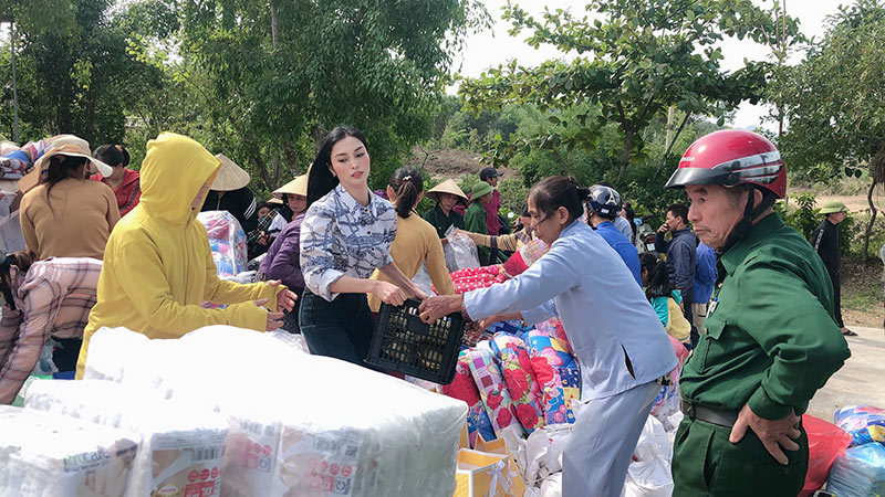 MC Kim Huyền Sâm trao quà cho bà con vùng lũ Hà Tĩnh