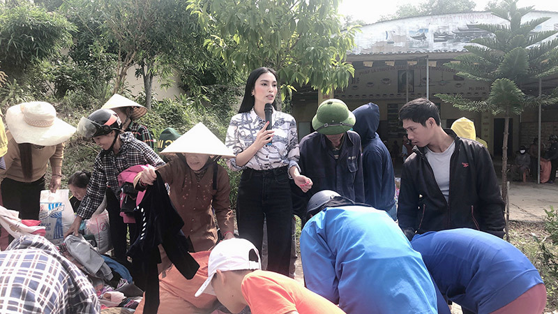 MC Kim Huyền Sâm trao quà cho bà con vùng lũ Hà Tĩnh