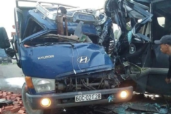 Xe khách đối đầu xe tải ở Đồng Nai,  tài xế tử vong