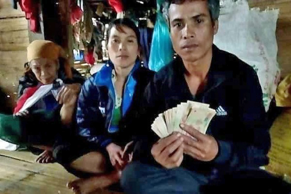 Phát hiện 10 triệu trong túi áo cứu trợ, gia đình nghèo kiên quyết trả lại