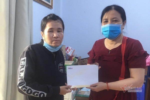 Trao hơn 74 triệu đồng cho mẹ con bé Dương Khang