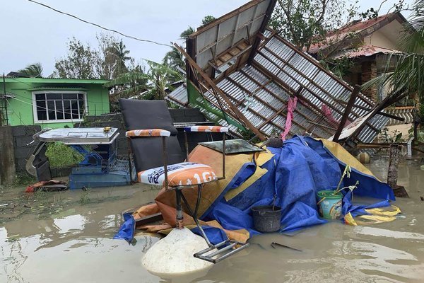 Bão Molave tàn phá Philippines, đang vào biển Đông