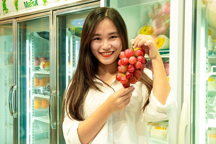 Thử ăn nho trái tim có giá gần 2,3 triệu đồng/kg ở TP.HCM
