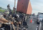 Hai xe container cháy rụi trên cao tốc TP.HCM- Trung Lương