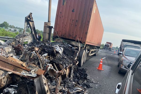 Hai xe container cháy rụi trên cao tốc TP.HCM- Trung Lương