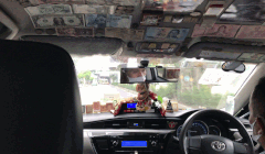 Tài xế taxi dán hàng trăm tiền giấy và đồng xu trang trí xe