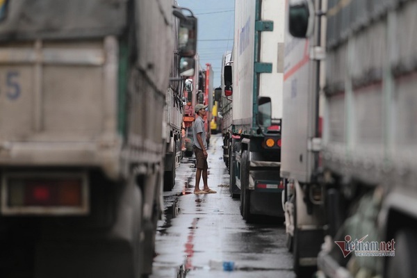 Quốc lộ qua tâm bão số 9 bị phong tỏa, nghìn xe tắt máy 