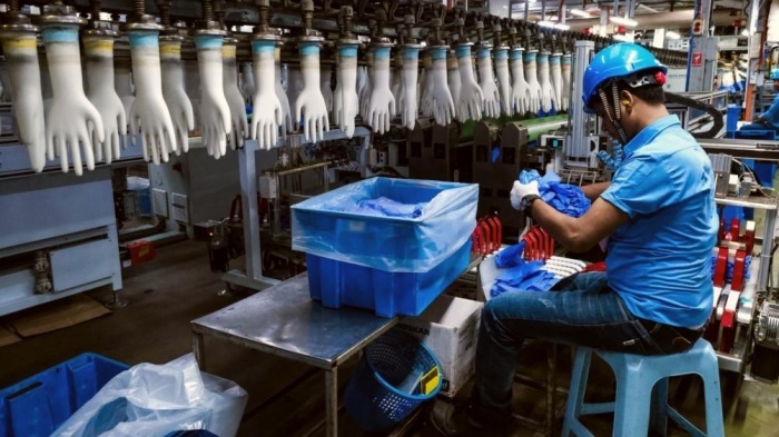 công nhân sản xuất găng tay y tế