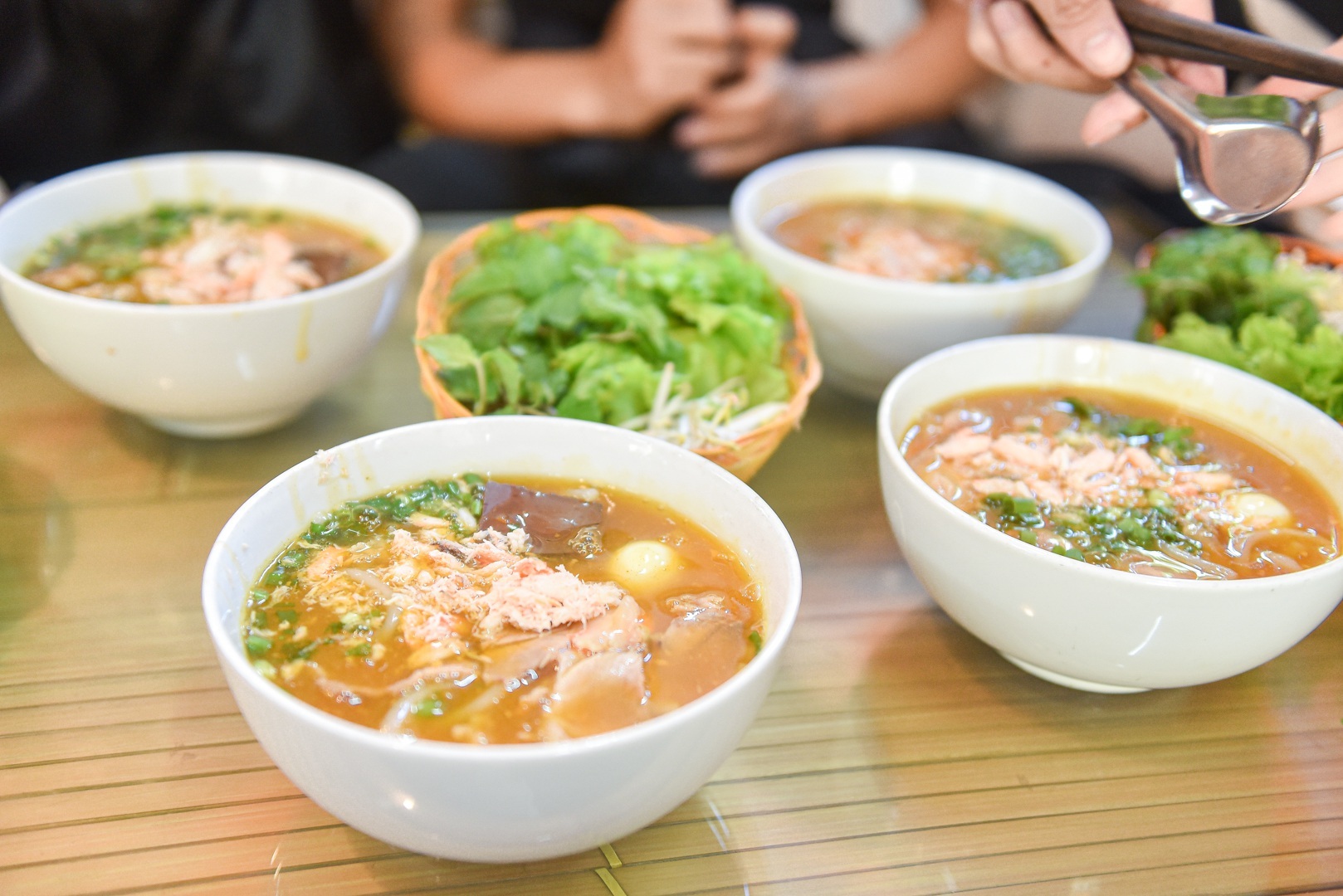 Quán bánh canh 'siêu đông' ở Hà Nội: Sợi bánh đi máy bay ngàn cây số mỗi ngày