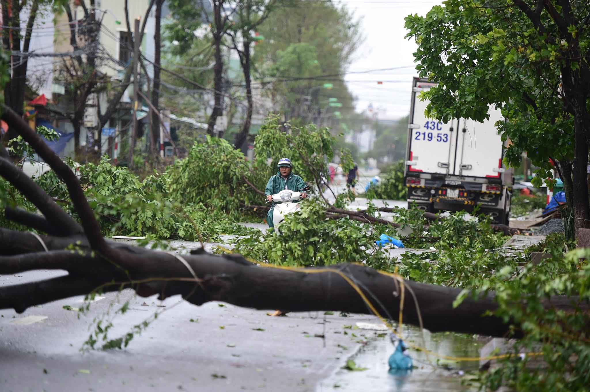 Người dân Quảng Ngãi thu dọn những đổ nát sau khi bão số 9 đi qua