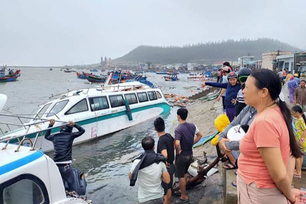 Lý Sơn tan hoang sau bão số 9