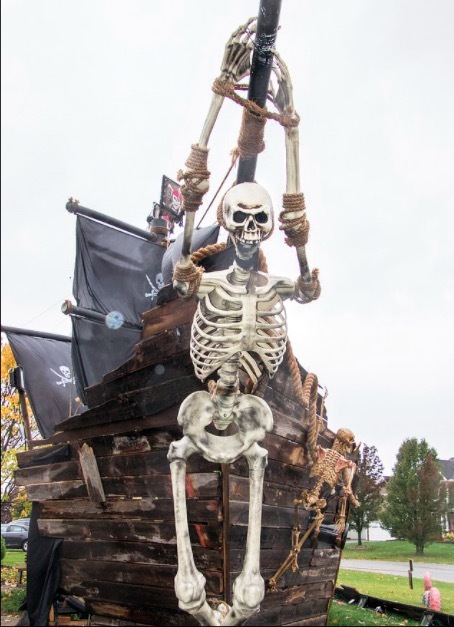 Ngắm tàu cướp biển chủ đề Halloween được ông bố yêu con dựng trước nhà