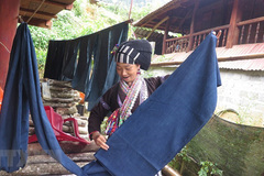 Lu ethnic women preserve brocade weaving