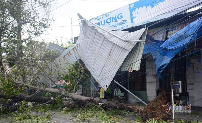 Sau bão số 9, đường phố Đà Nẵng, Quảng Nam tan hoang không ngờ