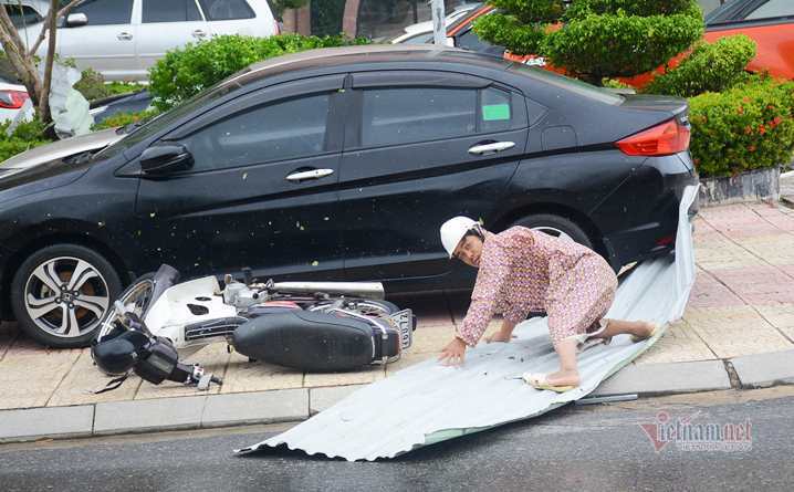 Sau bão số 9, đường phố Đà Nẵng, Quảng Nam tan hoang không ngờ