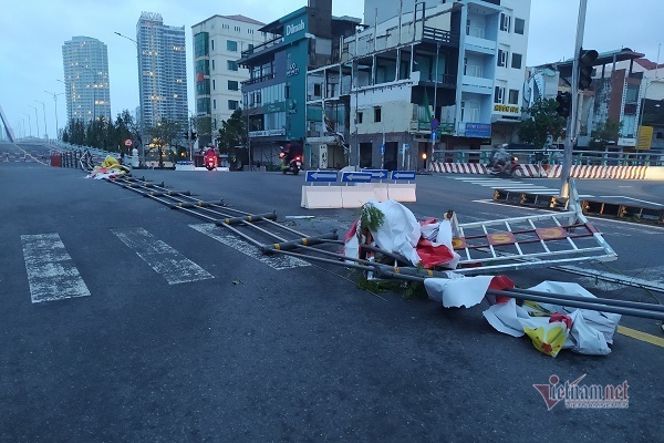 Sau bão số 9, đường phố Đà Nẵng, Quảng Nam tan hoang không ngờ