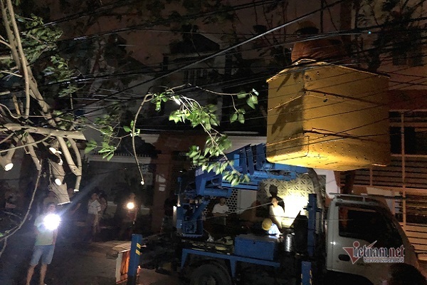 Sau bão số 9, đường phố Đà Nẵng, Quảng Nam tan hoang không ngờ