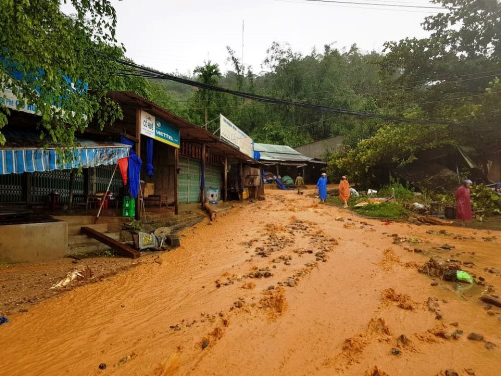 Sạt lở đất ở Quảng Nam, nhiều người bị vùi lấp