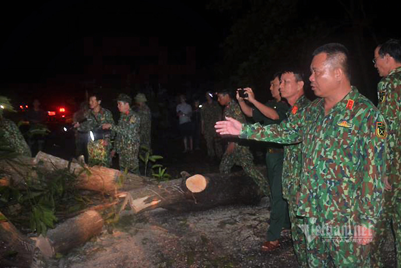 Quân đội xuyên đêm thông đường lên điểm sạt lở Trà Leng nơi 45 người bị vùi lấp