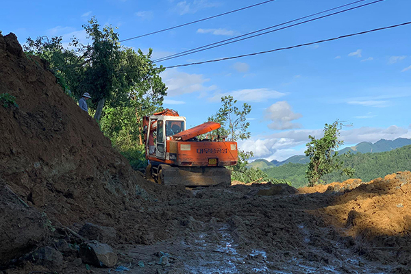 Cơ động 2 hướng tìm những người mất tích tại Nam Trà My trước khi có mưa to