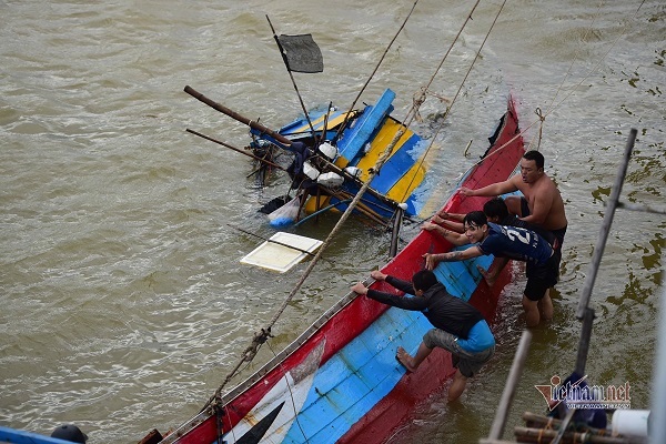 Giải cứu thành công 13 công nhân mắc kẹt giữa sông ở Quảng Ngãi