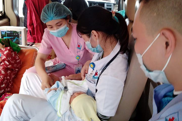 Bác sĩ nín thở mò đường xuyên đêm cứu bé sơ sinh nguy kịch