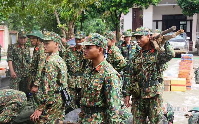 130 chiến sĩ hành quân vào 'điểm nóng' sạt lở ở xã Trà Leng