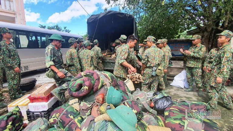 130 chiến sĩ hành quân vào 'điểm nóng' sạt lở ở xã Trà Leng