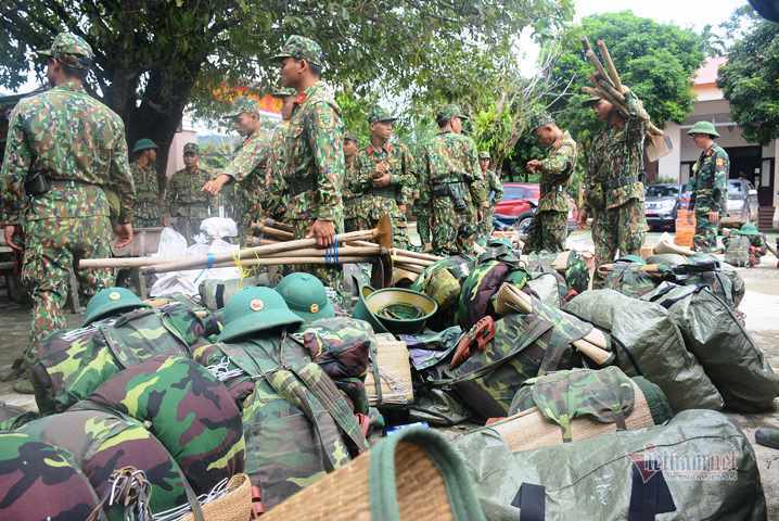 130 chiến sĩ hành quân vào 'điểm nóng' sạt lở ở xã Trà Leng